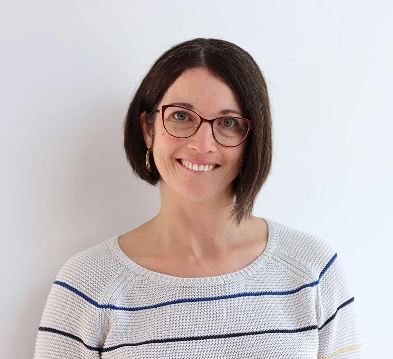 Hermeline Le Loupp, consultante éditoriale et rédactrice freelance spécialisée dans la stratégie et la gestion de contenus des services publics, basée dans le Morbihan en Bretagne.