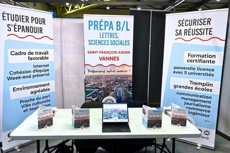 Stand de salon étudiant avec les supports rédactionnels réalisés : roll-up, plaquette et présentation numérique.